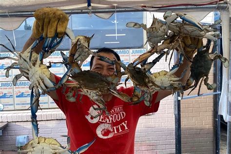 Holiday weekend draws big crowds at Captain White’s Seafood